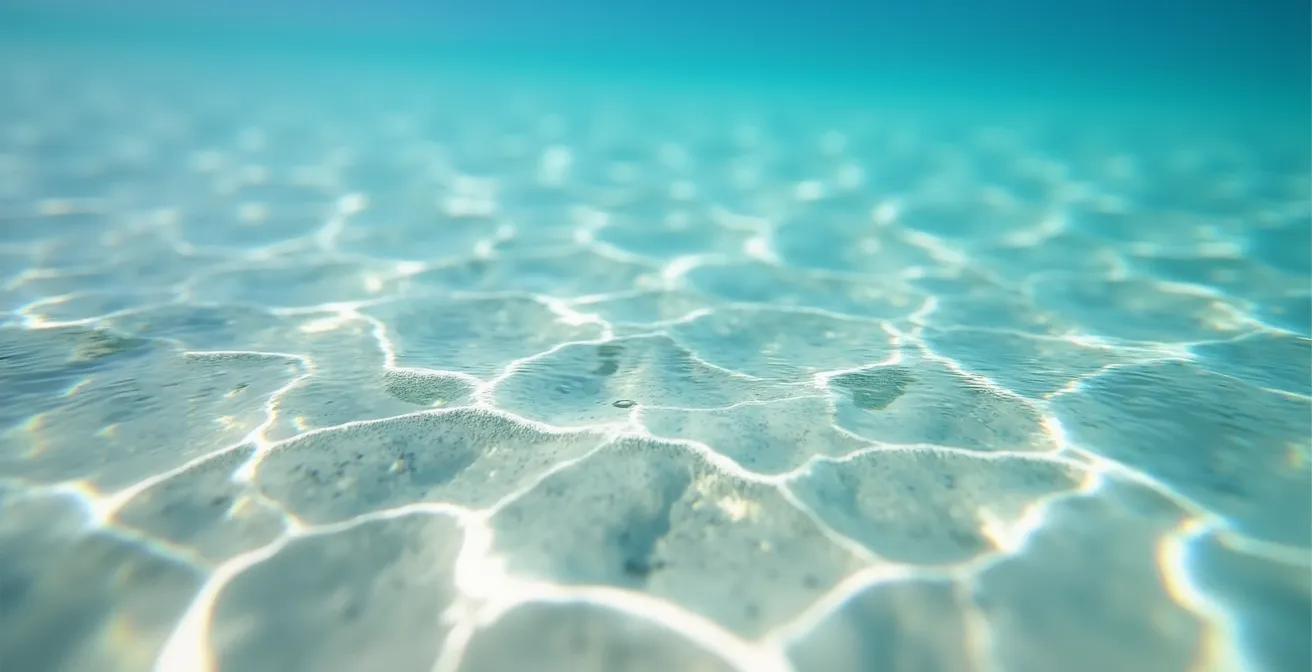 Fotografische Nahaufnahme von türkisfarbenem Meerwasser mit sichtbarem Meeresboden durch Polarisationsfilter